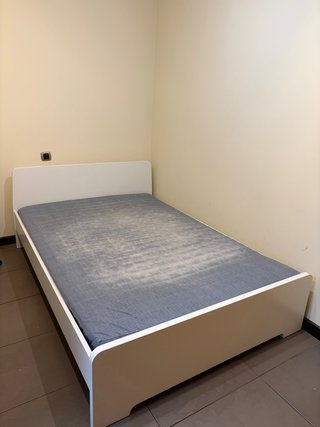 Cama individual blanca con colchón