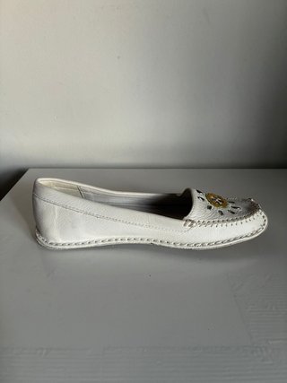 Mocasines Fashion blancos y dorados