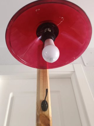 Lámpara de pie de madera con pantalla roja