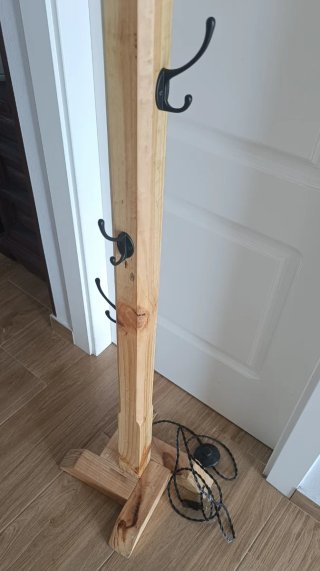 Lámpara de pie de madera con pantalla roja