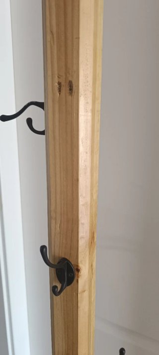 Lámpara de pie de madera con pantalla roja
