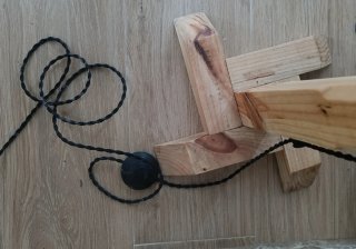 Lámpara de pie de madera con pantalla roja