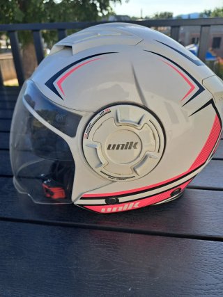 Casco de moto blanco con detalles