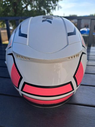 Casco de moto blanco con detalles