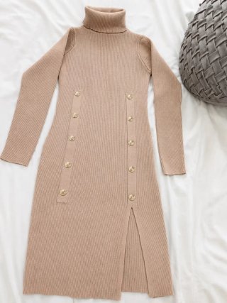 Vestido punto canalé beige cuello alto