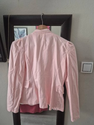 Chaqueta rosa estilo militar