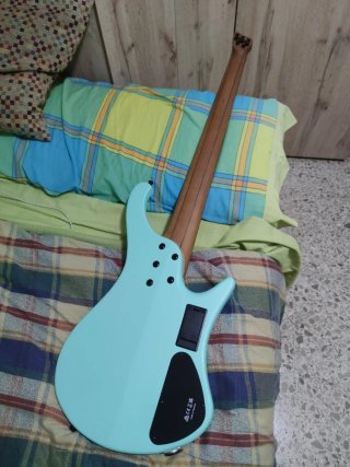 Bajo zurdo Ibanez EHB 1005