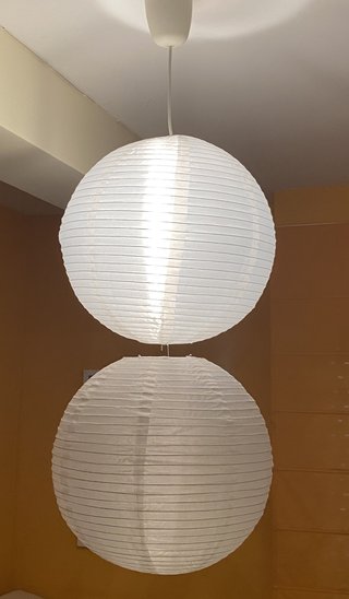 Dos lámparas en forma de globo de plástico blancas