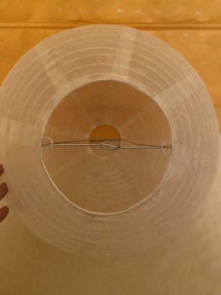 Dos lámparas en forma de globo de plástico blancas