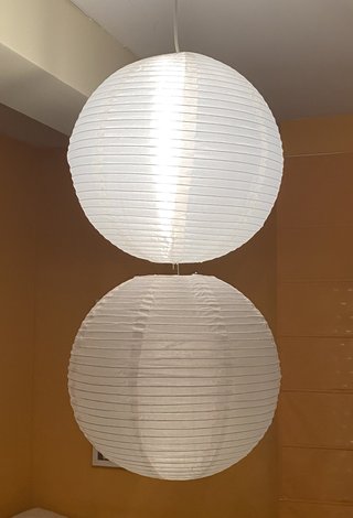 Dos lámparas en forma de globo de plástico blancas