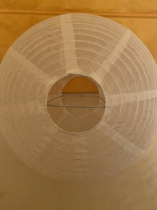Dos lámparas en forma de globo de plástico blancas