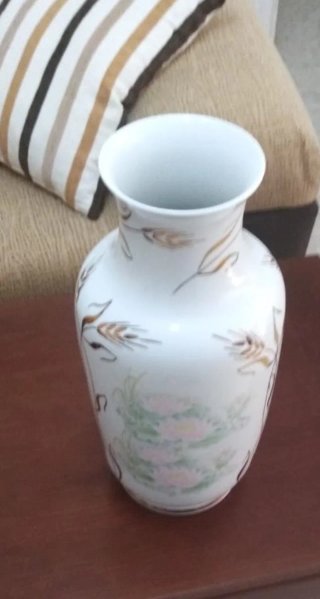 Jarrón de cerámica con flores y espigas