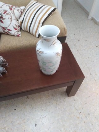 Jarrón de cerámica con flores y espigas