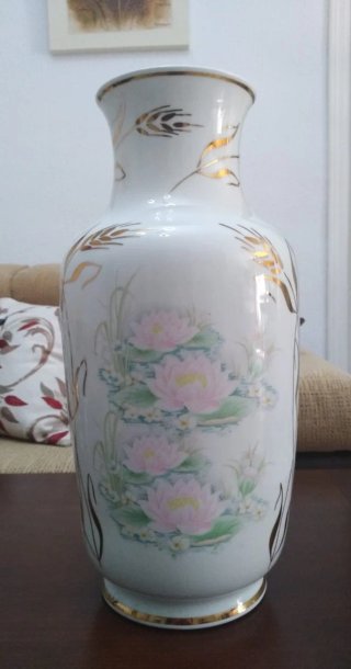 Jarrón de cerámica con flores y espigas