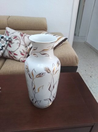 Jarrón de cerámica con flores y espigas