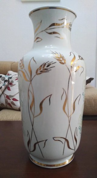 Jarrón de cerámica con flores y espigas