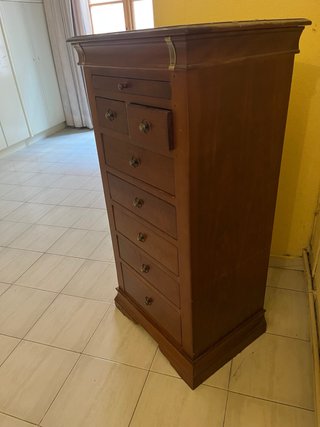Chifonier de madera marrón
