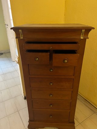 Chifonier de madera marrón