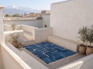 Alfombra artesanal azul y beige