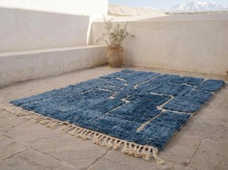 Alfombra artesanal azul y beige