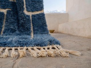 Alfombra artesanal azul y beige