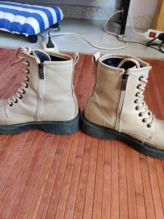 Botas Beige con Cordones y Cremallera