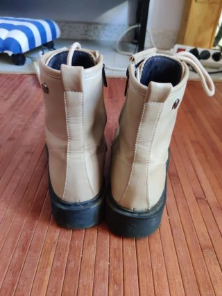 Botas Beige con Cordones y Cremallera