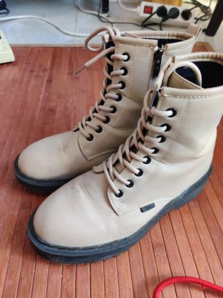 Botas Beige con Cordones y Cremallera
