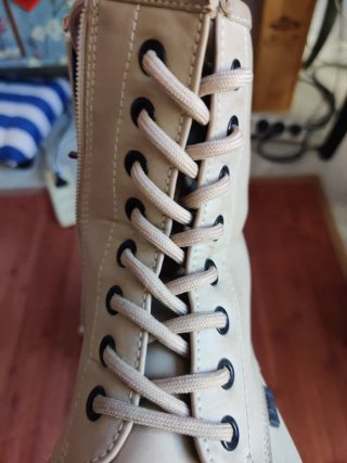 Botas Beige con Cordones y Cremallera