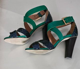 Zapatos de tacón verde y azul