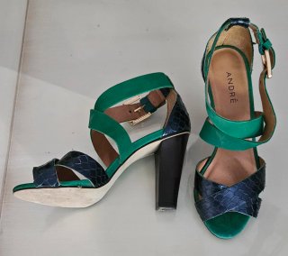 Zapatos de tacón verde y azul