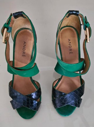 Zapatos de tacón verde y azul