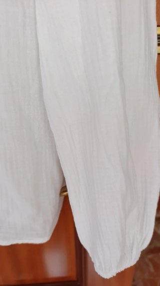 Blusa blanca bordada azul