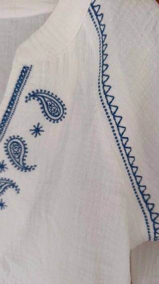 Blusa blanca bordada azul