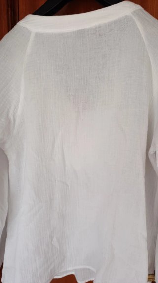 Blusa blanca bordada azul