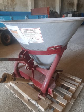 Abonadora 500 kg con dosificador y cardán
