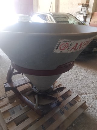 Abonadora 500 kg con dosificador y cardán
