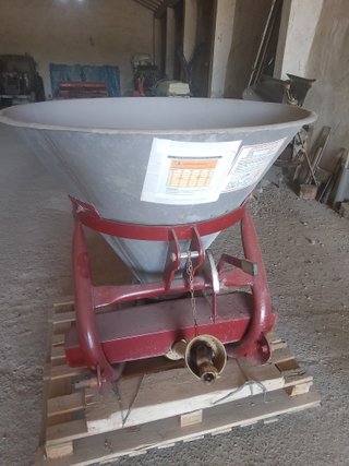 Abonadora 500 kg con dosificador y cardán