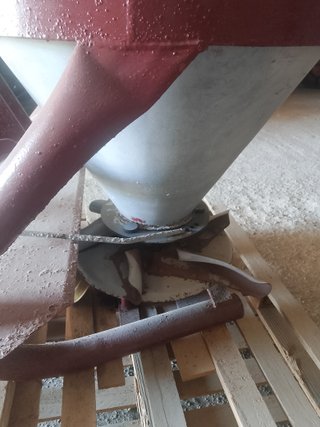 Abonadora 500 kg con dosificador y cardán