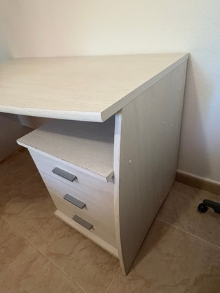 Mesa de escritorio gris