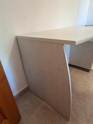 Mesa de escritorio gris