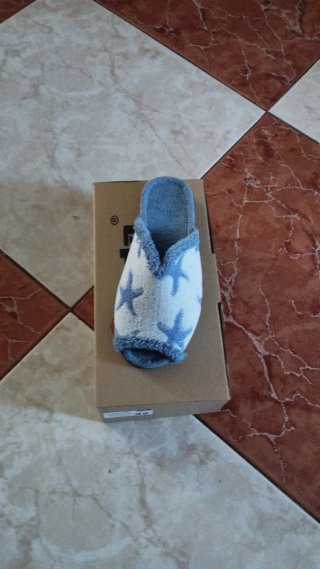 Zapatilla de casa azul y blanca con estrellas