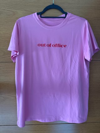 Maglietta rosa fuori ufficio