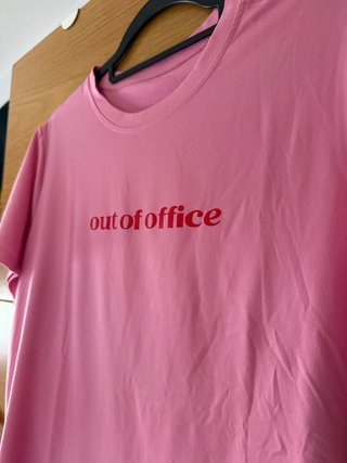 Maglietta rosa fuori ufficio