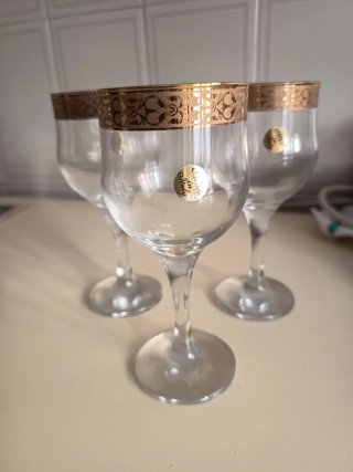 Jarra de cristal dorada vintage y 6 copas