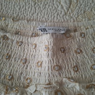 Minifalda Zara volantes bordados dorados M