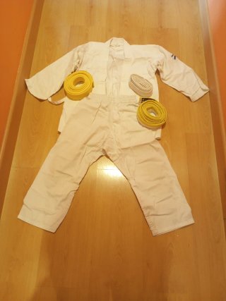 Kimono infantil con cinturones