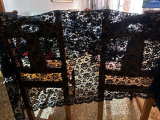 Mantilla larga de encaje negro