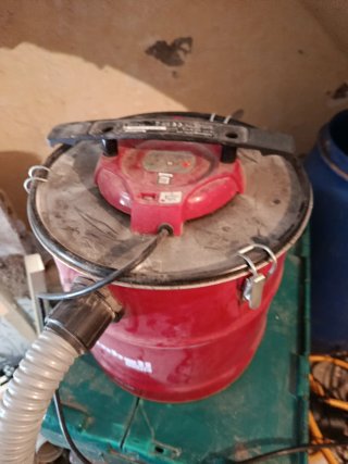 Aspiradora de cenizas roja