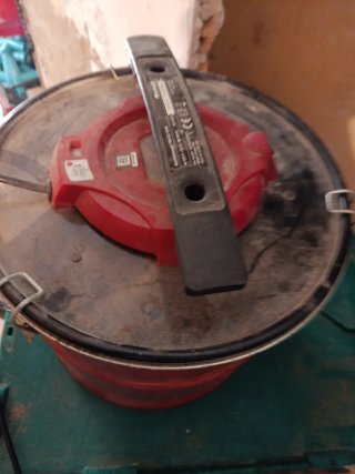 Aspiradora de cenizas roja